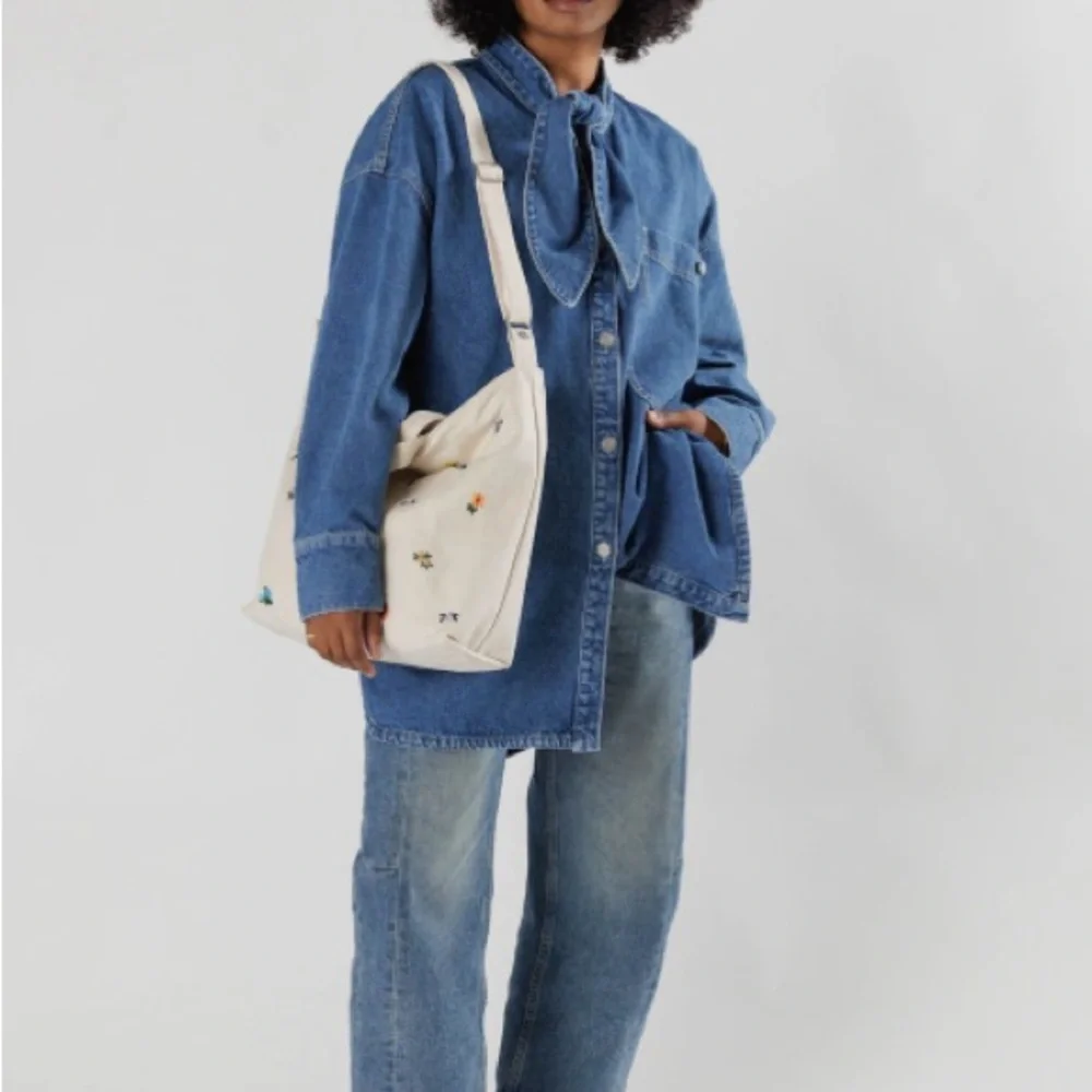 BAGGU: Horizontal Zip Duck Bag - Floral - Picture 7 of 7